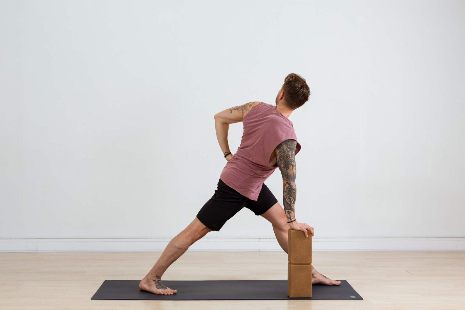 Bena langs veggen er ikke lat yoga — det er en av de smarteste posisjonene du kan gjøre